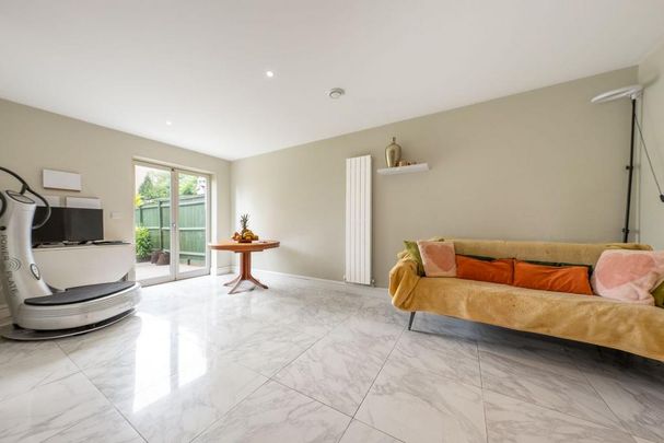 4 bedroom terraced house to rent - Photo 1