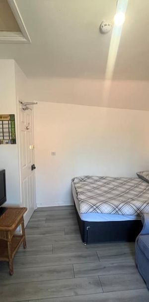 1 bedroom in a house share to rent - Photo 1