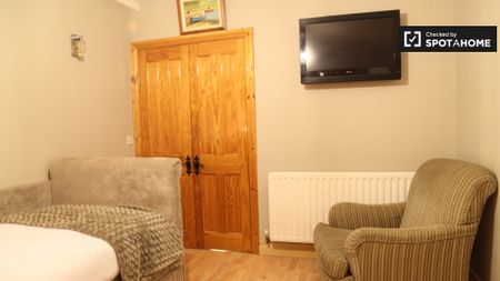 Room to rent in 4-bedroom house in Clondalkin, Dublin - Photo 4