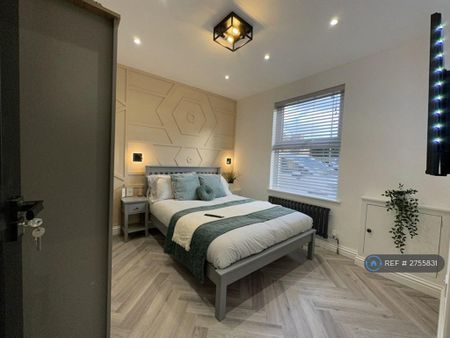 1 bedroom in a house share to rent - Photo 2