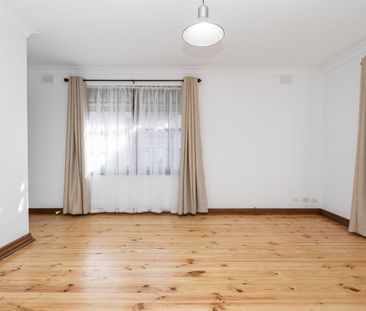 Comfortable Two-Bedroom Unit with private courtyard - Photo 3
