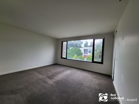 Luxurious 2 level home in Kew! - Photo 3