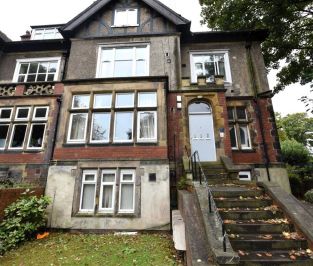 3 bedroom Flat in Wood Lane, Leeds - Photo 1