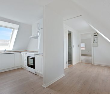 Lejlighed med åbent køkken i forbindelse med stuen - Photo 3