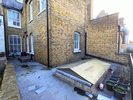 2 Bed Flat, Tooting High Street, SW17 - Photo 2