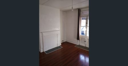 3 Bedroom 2 Bath Room in .Town House located in a quiet Street, Buses Tram to City ,near by Cafe, Bar & Supermarket - Photo 2