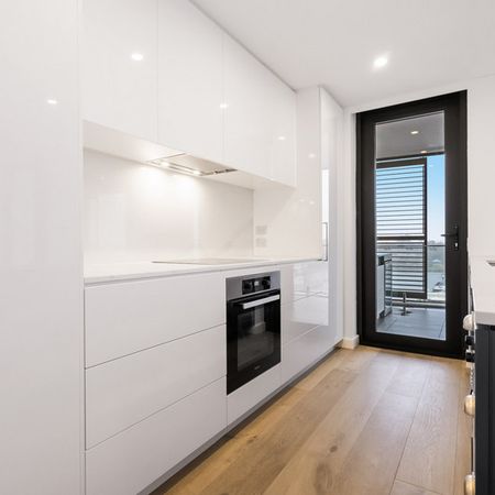 STUNNING WATERFRONT APARTMENT - 6 MONTH LEASE - Photo 3