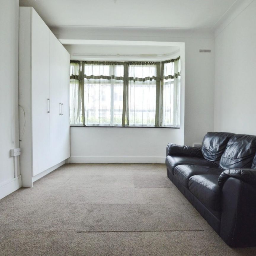 Dersingham Avenue, Manor Park - Photo 1