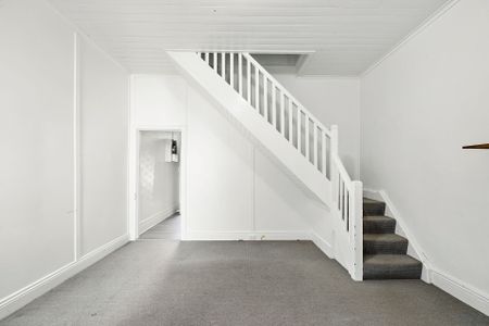 Stylishly refurbished historic terrace house in a sought-after location - Photo 2