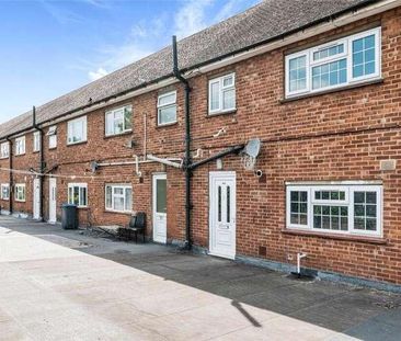 N North Parade, Chessington, Surrey, KT9 - Photo 2