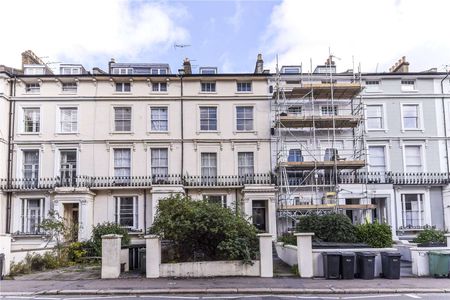 SHARER FRIENDLY - A split-level three bedroom, two bathroom apartment within this period conversion. - Photo 2