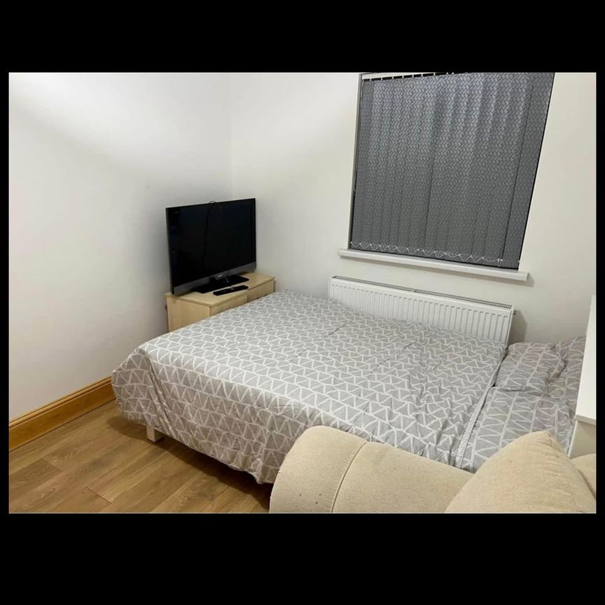 Room in a Shared House, Douglas Avenue, NG4 - Photo 1