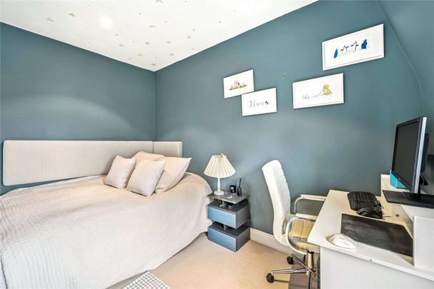 An outstanding end-of-terrace house with a beautiful garden. - Photo 1
