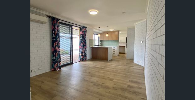 Charming and Charismatic! - Photo 1