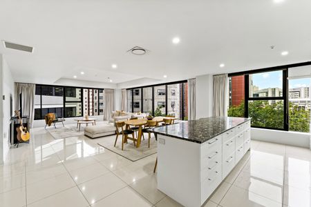 Luxury 3 Bedroom Living - Photo 5