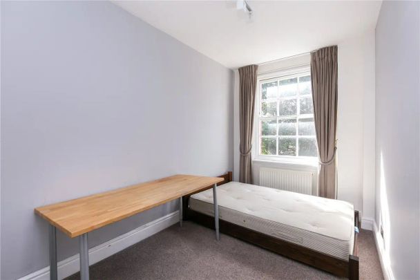 2 bedroom flat in Grove End Road - Photo 1