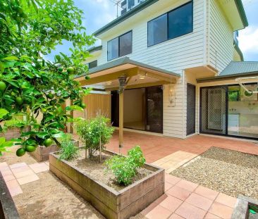 “Charming 3 Bedroom Townhouse in the Heart of West End!” - Photo 1