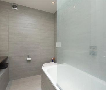 3 bedroom flat in London - Photo 3