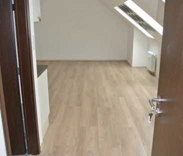 Pronájem světlého podkrovního bytu 1+kk, 39 m - Photo 2