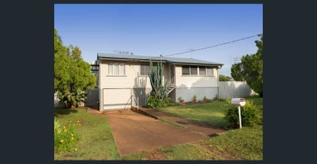 NEAT AND TIDY 3 BEDROOM FULLY FENCED HOME - WALK TO SCHOOLS - Photo 4