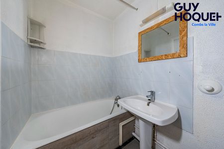 LOCATION : appartement 1 pièce (30 m²) à COMBS LA VILLE - Photo 4