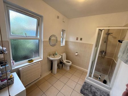 3 bedroom flat to rent - Photo 4