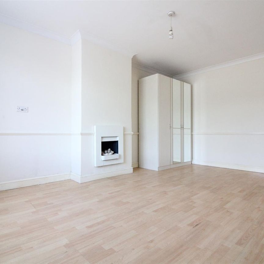 Elthorne Road, London - Photo 1