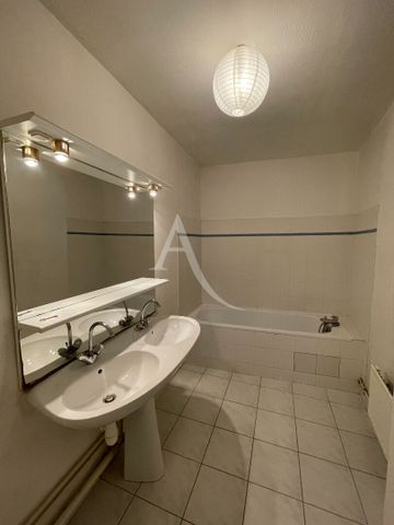 Location Appartement 4 pièces 100m² FONTENAY LE COMTE 85200 - Photo 5