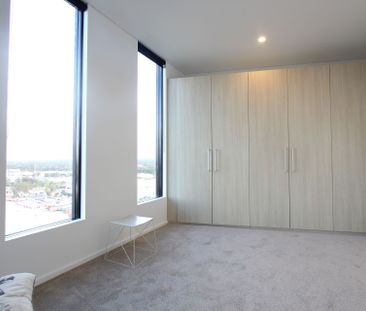 Immaculate 2 Bedroom Overlooking Georges River - Photo 2