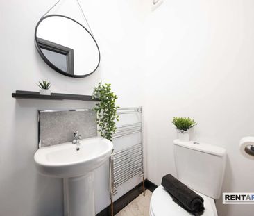 🏡 Stylish & Well-Equipped House Share | 10-Min Walk to Nuneaton Tow... - Photo 1