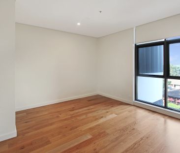 Super large 2 bed with Xlarge Car Space! - Photo 3