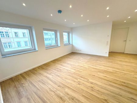 Erstbezug nach Kernsanierung- ideale 2er WG Wohnung mit Einbauküche zentral am Bahnhof. - Photo 3