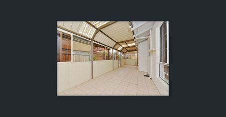 Lovely 2-Bedroom Unit Opposite Peaceful Parklands - Photo 4