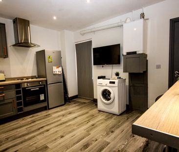 4 Bed Terraced House, Keswick Grove, M6 - Photo 6