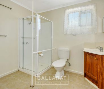 CENTRALLY LOCATED THREE BEDROOM PROPERTY AWAITS! - Photo 1