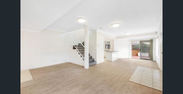 Spacious Three Bedroom Townhouse - Photo 1