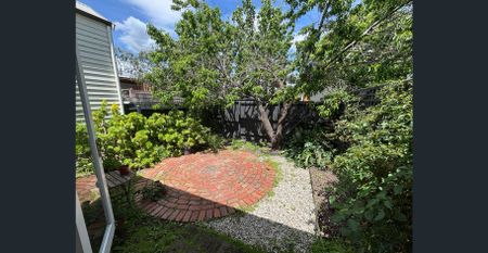 Charming Hawthorn Home with Modern Comforts - Photo 3