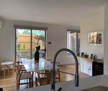 IMPRESSIVE TOWNHOUSE IN GREAT LOCATION - Photo 4