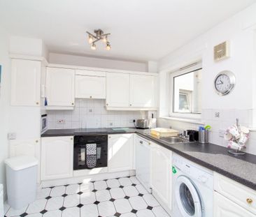3 bedroom flat to rent - Photo 2