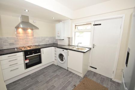 4 bedroom end of terrace house to rent - Photo 3