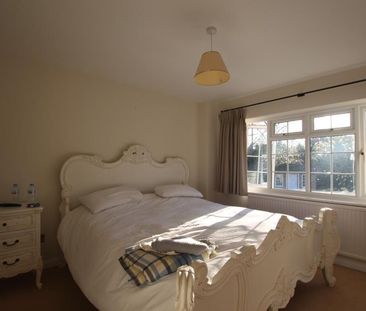 Old Avenue, West Byfleet, Surrey, KT14 - Photo 1