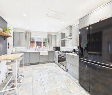 5 bedroom House in Grange Road, Camberley - Photo 5