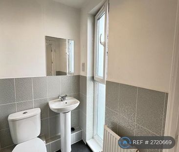 3 bedroom flat to rent - Photo 3