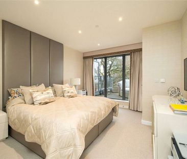 A contemporary four bedroom townhouse in a popular modern developme... - Photo 5