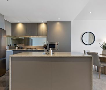 Spacious, light filled living in the heart of Canberra - Photo 1