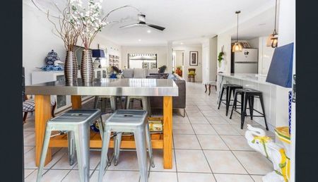 FULLY RENOVATED TOWNHOUSE FOR $850 PER WEEK - Photo 4