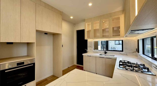 Brand new standalone home in Mangere Bridge! - Photo 1