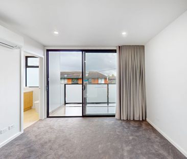 Brand new living ideally positioned! - Photo 5