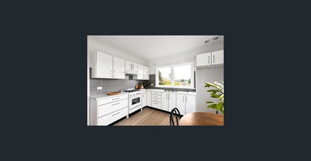 Warmth and charm in a cherished locale - Photo 1