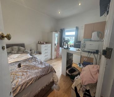 Studio Flat, Stile Hall Parade, W4 - Photo 2